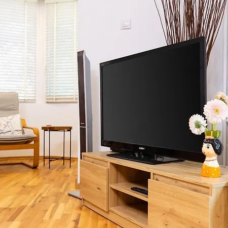 Spacious 2br Kremena 10 Minutes Walk To Center شقة *