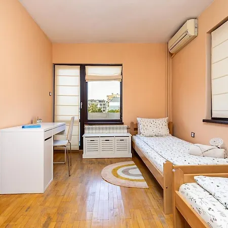 Spacious 2br Kremena 10 Minutes Walk To Center شقة
