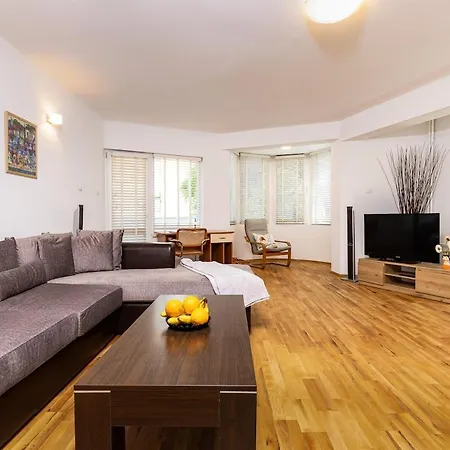 Апартамент Spacious 2br Kremena 10 Minutes Walk To Center Пловдив