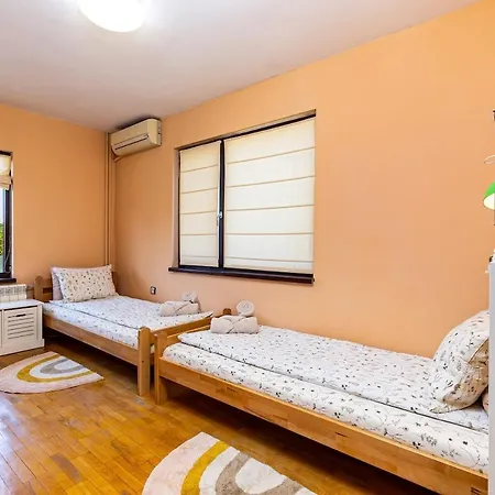 Spacious 2br Kremena 10 Minutes Walk To Center Апартамент *
